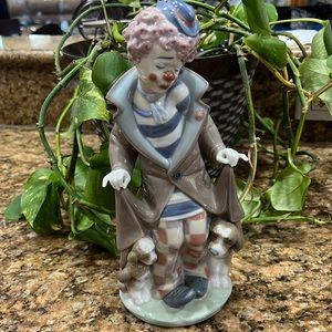 Lladro  retired “surprise” clown with puppies & mom